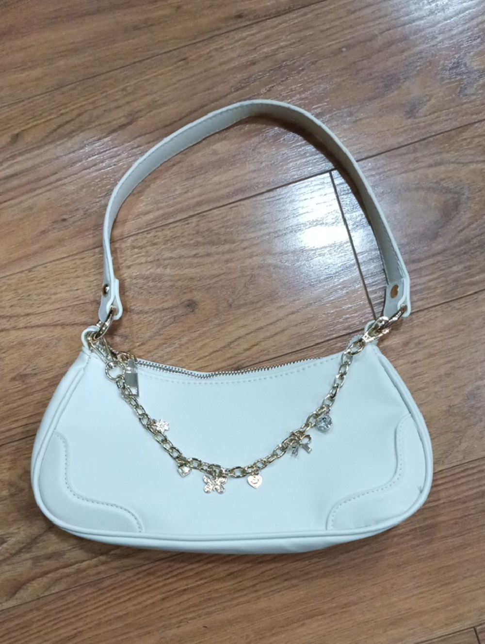 Source Unknown Cream Shoulder Bag with Gold Charm Chain